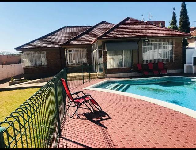 2 bed property to rent in HIGHLANDS NORTH